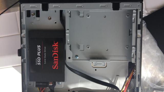 MicroServer-BottomCoverOff-SSD-Bay